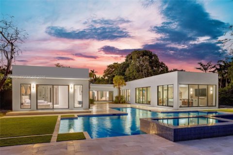 House in Plantation, Florida 5 bedrooms, 536.6 sq.m. № 2069556 - photo 1