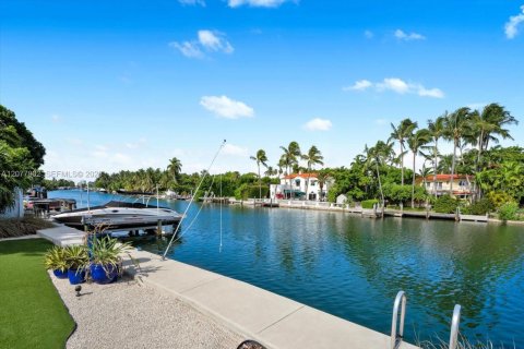 House in Miami Beach, Florida 5 bedrooms, 410.26 sq.m. № 2338577 - photo 15