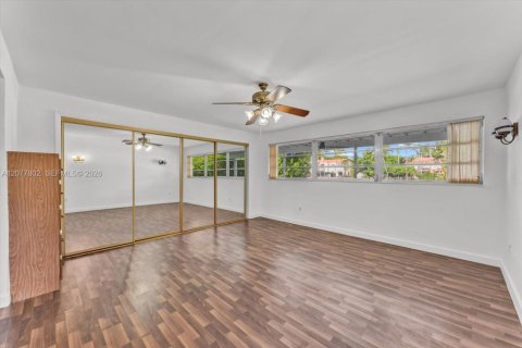 House in Miami Beach, Florida 5 bedrooms, 410.26 sq.m. № 2338577 - photo 13