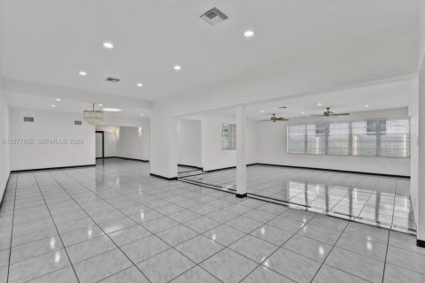 House in Miami Beach, Florida 5 bedrooms, 410.26 sq.m. № 2338577 - photo 11