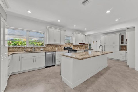 House in Miami Beach, Florida 5 bedrooms, 410.26 sq.m. № 2338577 - photo 12