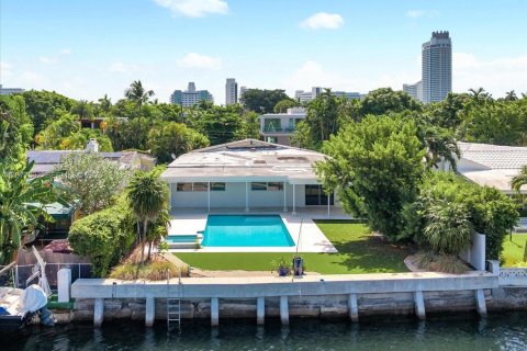 House in Miami Beach, Florida 5 bedrooms, 410.26 sq.m. № 2338577 - photo 17