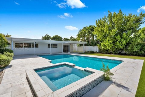 House in Miami Beach, Florida 5 bedrooms, 410.26 sq.m. № 2338577 - photo 14