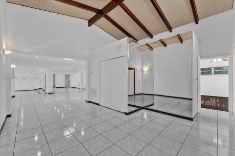 House in Miami Beach, Florida 5 bedrooms, 410.26 sq.m. № 2338577 - photo 10