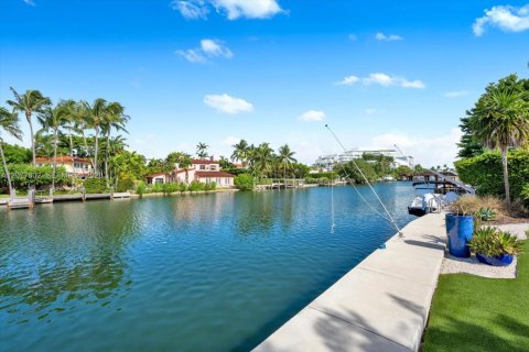 House in Miami Beach, Florida 5 bedrooms, 410.26 sq.m. № 2338577 - photo 16