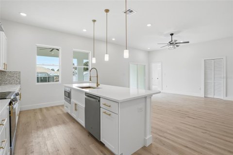 House in Spring Hill, Florida 4 bedrooms, 159.88 sq.m. № 2094095 - photo 17