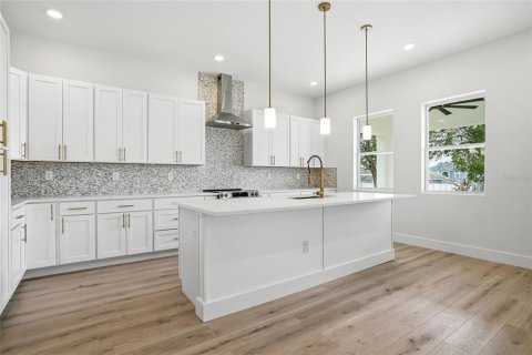 House in Spring Hill, Florida 4 bedrooms, 159.88 sq.m. № 2094095 - photo 16