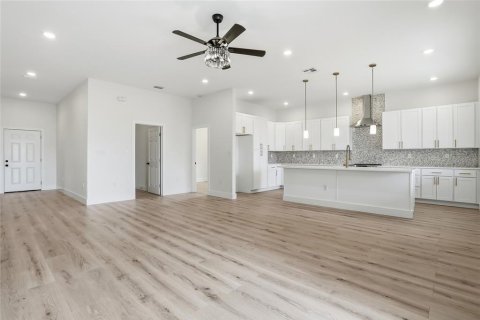 House in Spring Hill, Florida 4 bedrooms, 159.88 sq.m. № 2094095 - photo 5