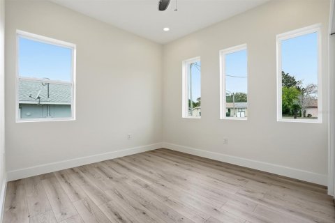 House in Spring Hill, Florida 4 bedrooms, 159.88 sq.m. № 2094095 - photo 24