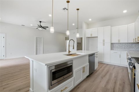 House in Spring Hill, Florida 4 bedrooms, 159.88 sq.m. № 2094095 - photo 18
