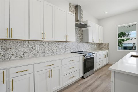 House in Spring Hill, Florida 4 bedrooms, 159.88 sq.m. № 2094095 - photo 2