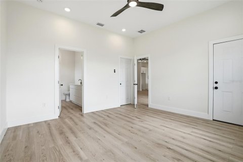 House in Spring Hill, Florida 4 bedrooms, 159.88 sq.m. № 2094095 - photo 11