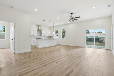 House in Spring Hill, Florida 4 bedrooms, 159.88 sq.m. № 2094095 - photo 13