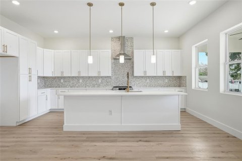 House in Spring Hill, Florida 4 bedrooms, 159.88 sq.m. № 2094095 - photo 3