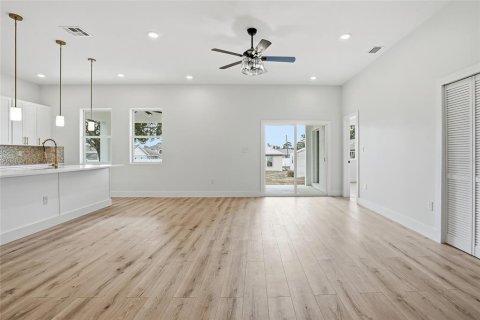 House in Spring Hill, Florida 4 bedrooms, 159.88 sq.m. № 2094095 - photo 23