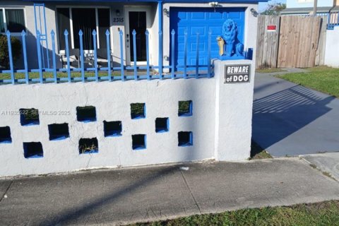 Casa en venta en Pompano Beach, Florida, 3 dormitorios, 139.35 m2 № 1993897 - foto 2