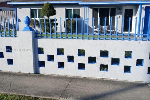 Casa en venta en Pompano Beach, Florida, 3 dormitorios, 139.35 m2 № 1993897 - foto 1