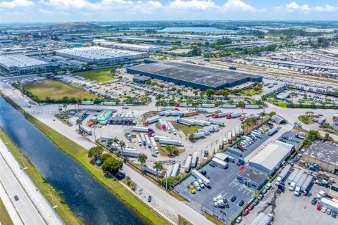 Commercial property in Medley, Florida № 2020952 - photo 4