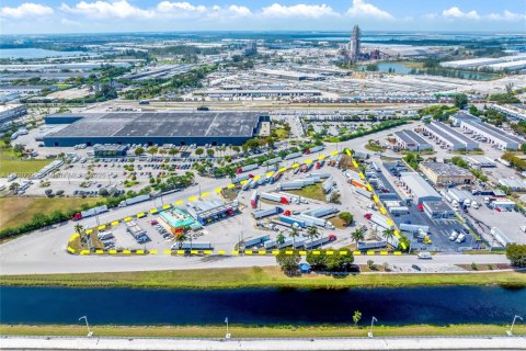 Commercial property in Medley, Florida № 2020952