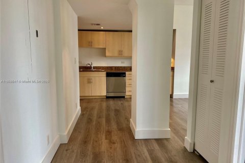 Condo in Miami, Florida, 2 bedrooms  № 1887370 - photo 15