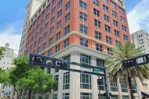 Condo in Miami, Florida, 2 bedrooms  № 1887370 - photo 1