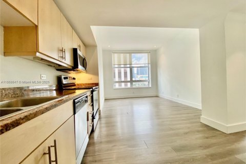 Condo in Miami, Florida, 2 bedrooms  № 1887370 - photo 6