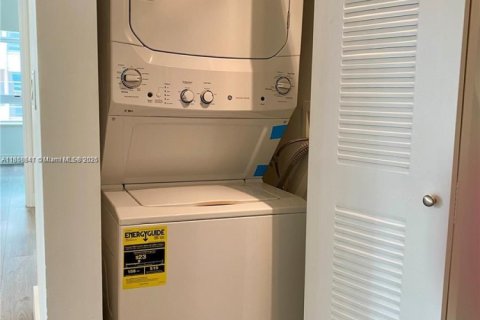 Condo in Miami, Florida, 2 bedrooms  № 1887370 - photo 17