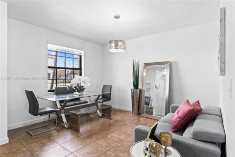 Villa ou maison à vendre à Hialeah, Floride: 2 chambres, 132.11 m2 № 1959645 - photo 3