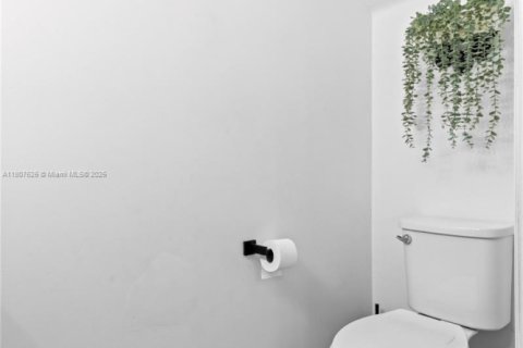 Villa ou maison à vendre à Hialeah, Floride: 2 chambres, 132.11 m2 № 1959645 - photo 8