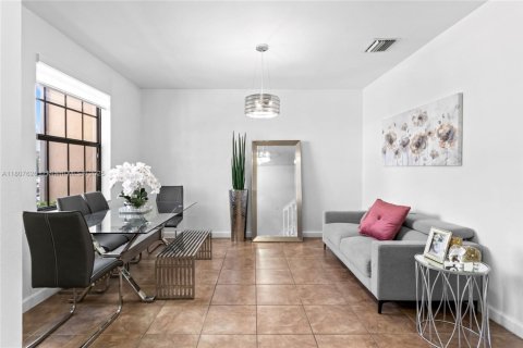 Villa ou maison à vendre à Hialeah, Floride: 2 chambres, 132.11 m2 № 1959645 - photo 2