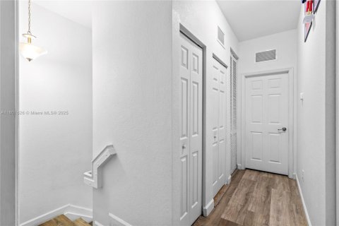 Villa ou maison à vendre à Hialeah, Floride: 2 chambres, 132.11 m2 № 1959645 - photo 17