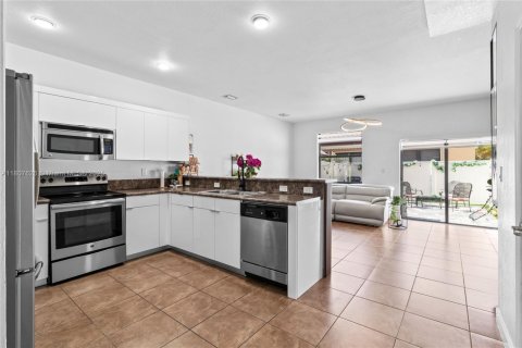 Villa ou maison à vendre à Hialeah, Floride: 2 chambres, 132.11 m2 № 1959645 - photo 4