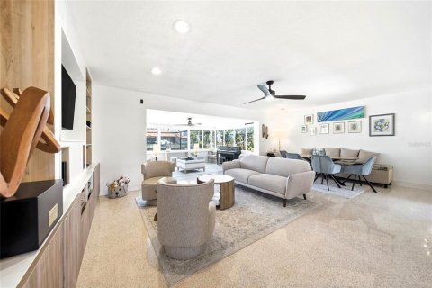 Casa en venta en Saint Petersburg, Florida, 3 dormitorios, 145.3 m2 № 2383414 - foto 3