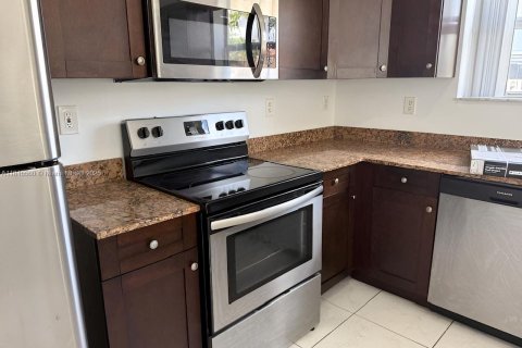 House in Miami, Florida 4 bedrooms, 242.1 sq.m. № 1768911 - photo 8