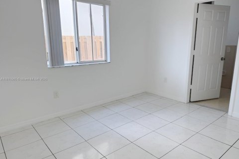 House in Miami, Florida 4 bedrooms, 242.1 sq.m. № 1768911 - photo 4