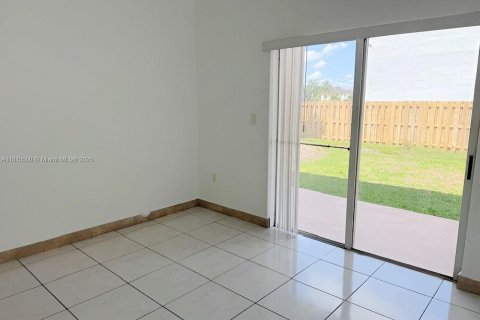 House in Miami, Florida 4 bedrooms, 242.1 sq.m. № 1768911 - photo 3