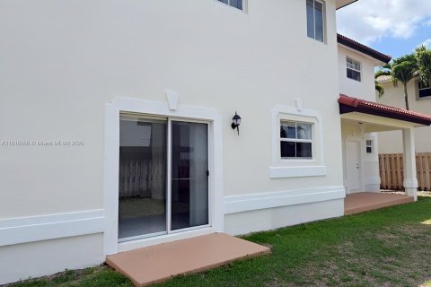House in Miami, Florida 4 bedrooms, 242.1 sq.m. № 1768911 - photo 24
