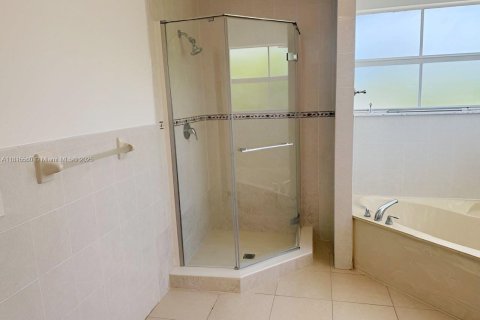 House in Miami, Florida 4 bedrooms, 242.1 sq.m. № 1768911 - photo 13