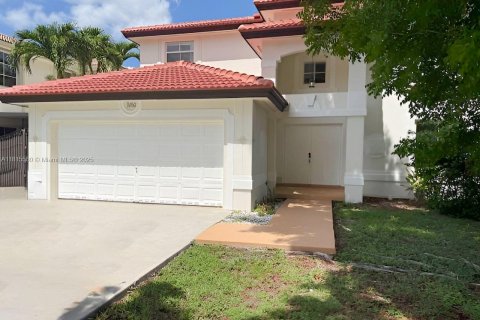House in Miami, Florida 4 bedrooms, 242.1 sq.m. № 1768911 - photo 1