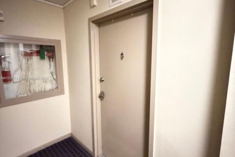 Купить кондоминиум в Форт-Лодердейл, Флорида 1 спальня, 64.1м2, № 2058857 - фото 17