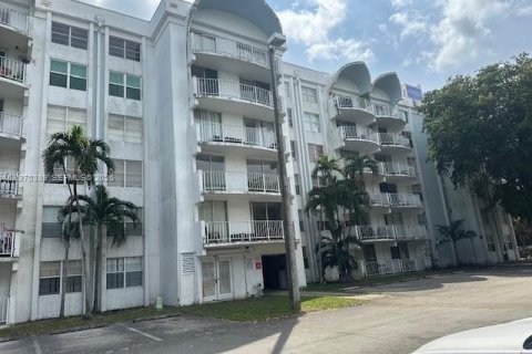 Condo in Miami, Florida, 2 bedrooms  № 2031433 - photo 1