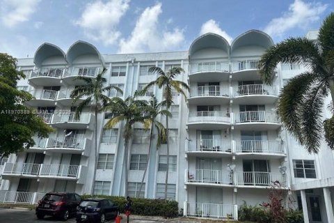 Condo in Miami, Florida, 2 bedrooms  № 2031433 - photo 2
