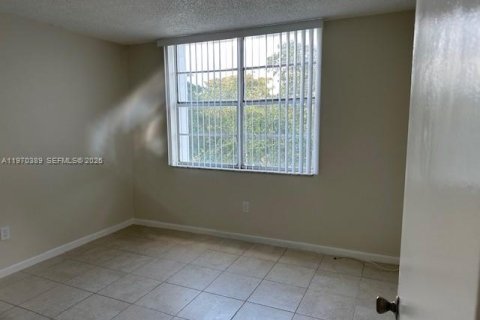 Condo in Miami, Florida, 2 bedrooms  № 2031433 - photo 16