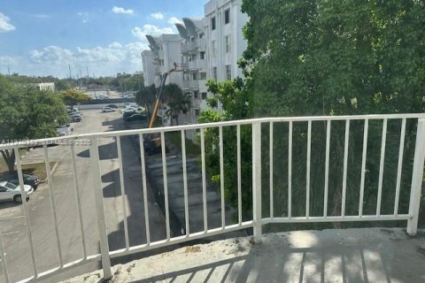 Condo in Miami, Florida, 2 bedrooms  № 2031433 - photo 9