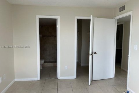Condo in Miami, Florida, 2 bedrooms  № 2031433 - photo 13