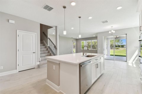 House in Zephyrhills, Florida 5 bedrooms, 328.04 sq.m. № 1559970 - photo 14