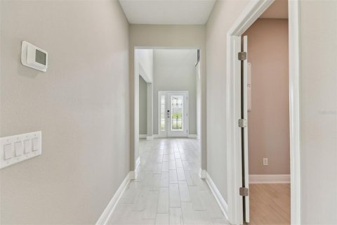 House in Zephyrhills, Florida 5 bedrooms, 328.04 sq.m. № 1559970 - photo 7