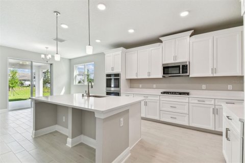 House in Zephyrhills, Florida 5 bedrooms, 328.04 sq.m. № 1559970 - photo 16