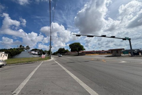 Propiedad comercial en venta en Miami, Florida № 1804458 - foto 10