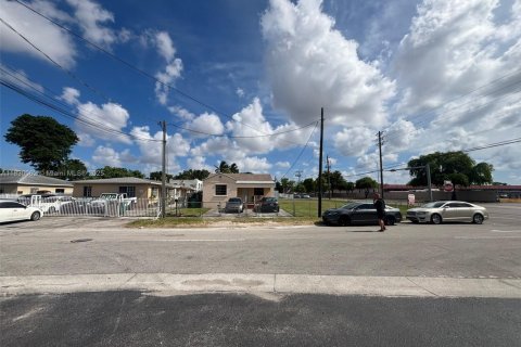 Propiedad comercial en venta en Miami, Florida № 1804458 - foto 6